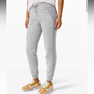 RARE Lululemon Scuba Jogger *Sherpa Stripe
Heathered Core Light Grey